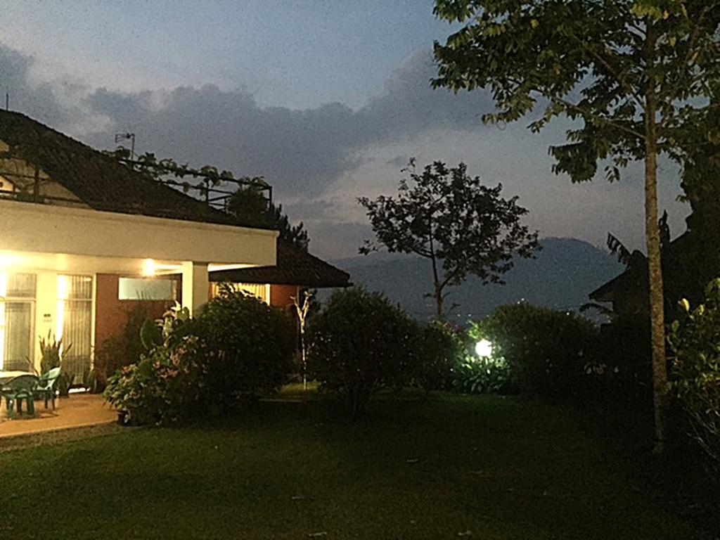 Vila Bunga Merah Gelatik Lembang Exterior photo