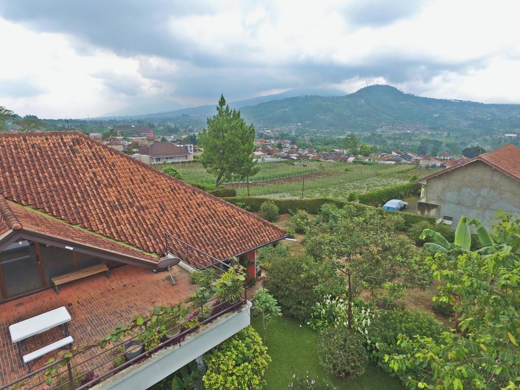 Vila Bunga Merah Gelatik Lembang Exterior photo