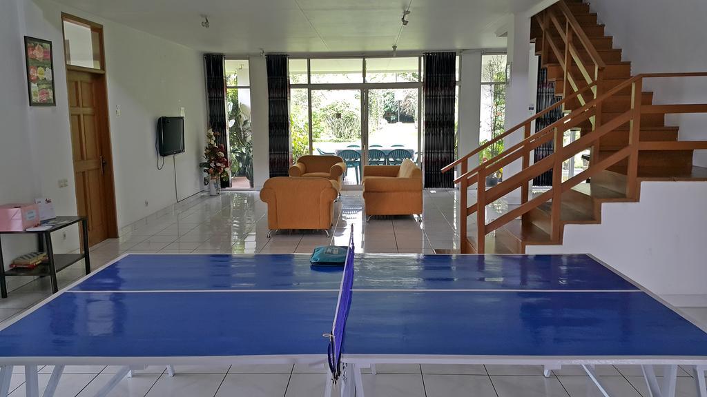 Vila Bunga Merah Gelatik Lembang Exterior photo