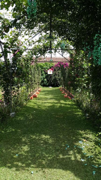 Vila Bunga Merah Gelatik Lembang Exterior photo