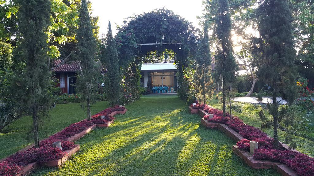 Vila Bunga Merah Gelatik Lembang Exterior photo