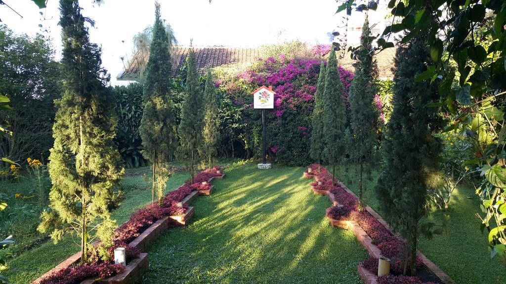 Vila Bunga Merah Gelatik Lembang Exterior photo
