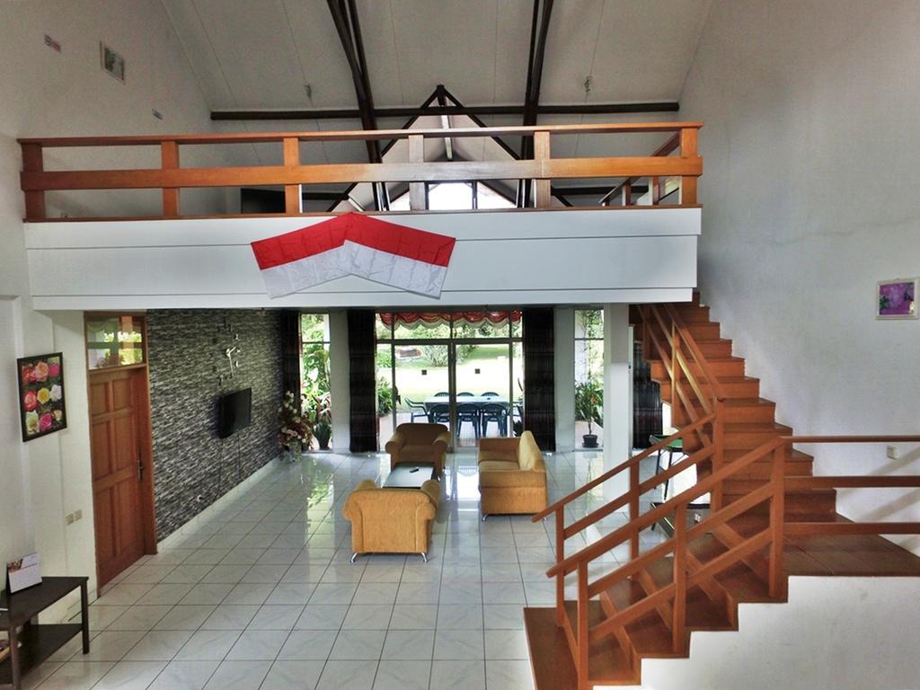 Vila Bunga Merah Gelatik Lembang Exterior photo