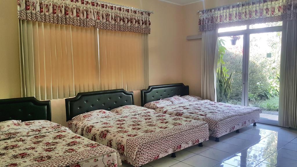 Vila Bunga Merah Gelatik Lembang Exterior photo