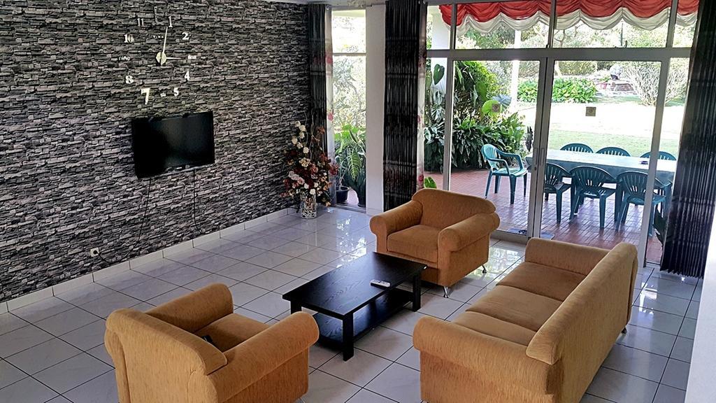 Vila Bunga Merah Gelatik Lembang Exterior photo