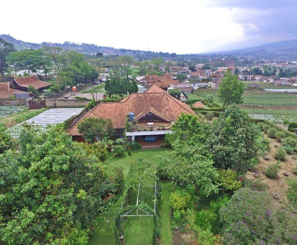 Vila Bunga Merah Gelatik Lembang Exterior photo