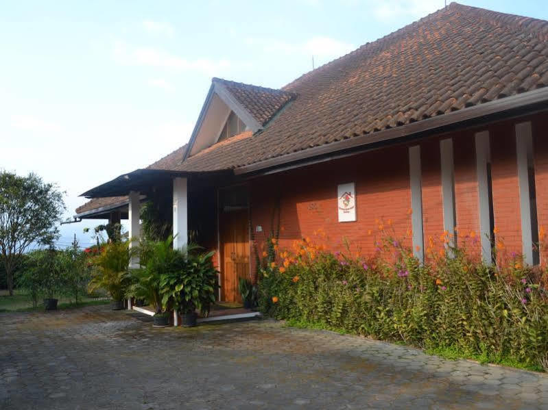 Vila Bunga Merah Gelatik Lembang Exterior photo