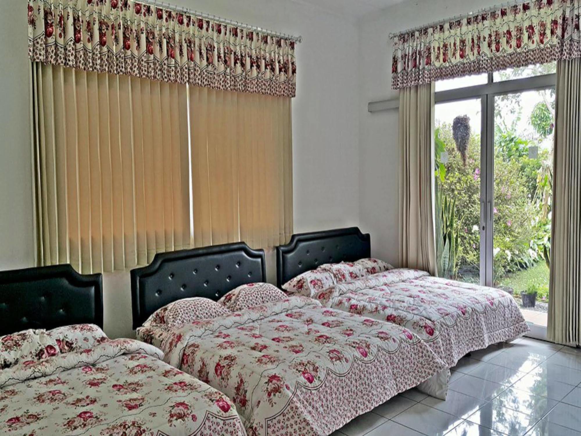 Vila Bunga Merah Gelatik Lembang Exterior photo
