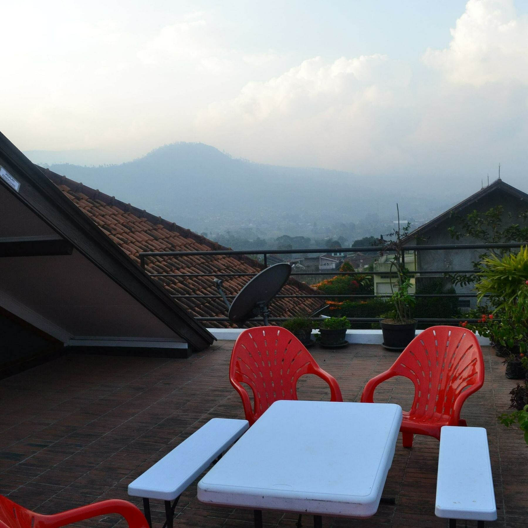 Vila Bunga Merah Gelatik Lembang Exterior photo