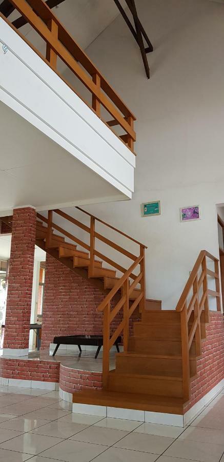 Vila Bunga Merah Gelatik Lembang Exterior photo