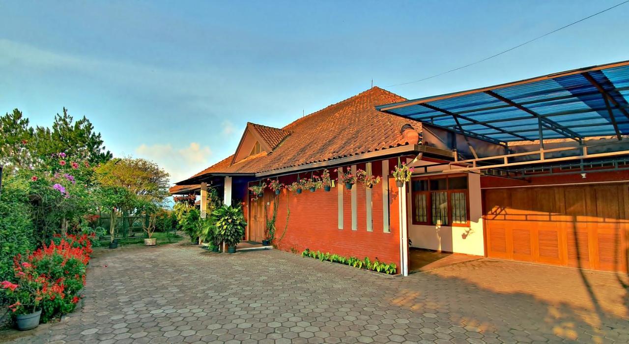 Vila Bunga Merah Gelatik Lembang Exterior photo