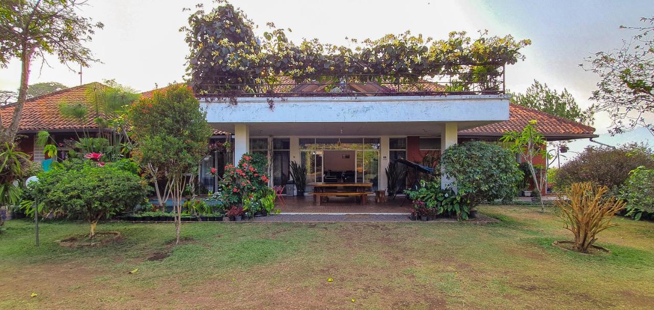 Vila Bunga Merah Gelatik Lembang Exterior photo
