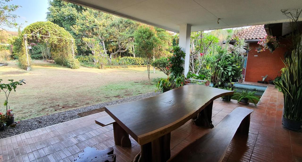 Vila Bunga Merah Gelatik Lembang Exterior photo