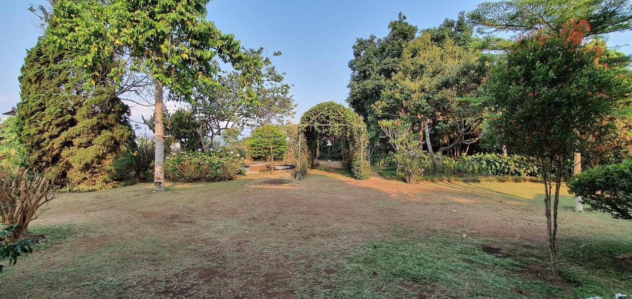 Vila Bunga Merah Gelatik Lembang Exterior photo